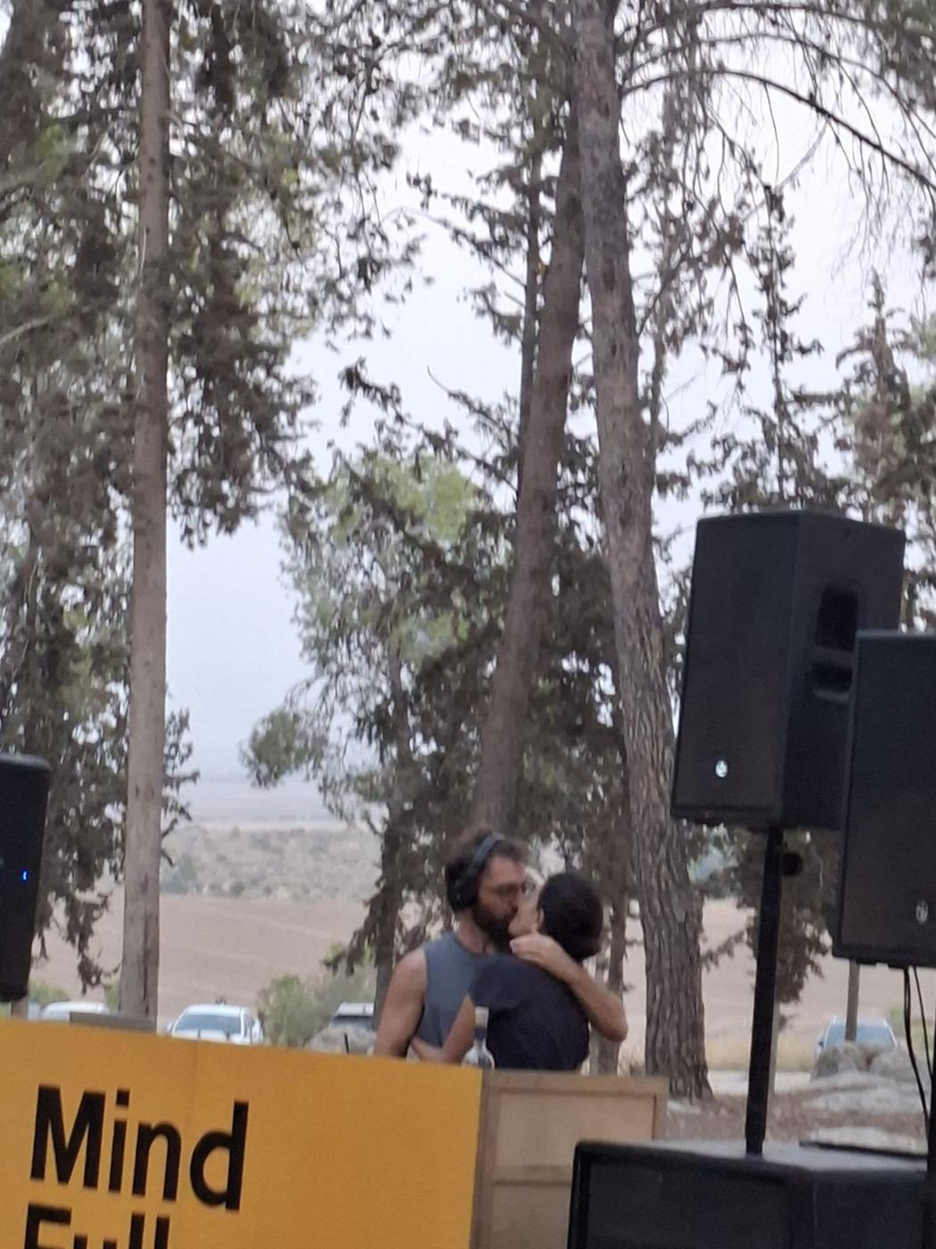 עומר ועדי מאחורי העמדה